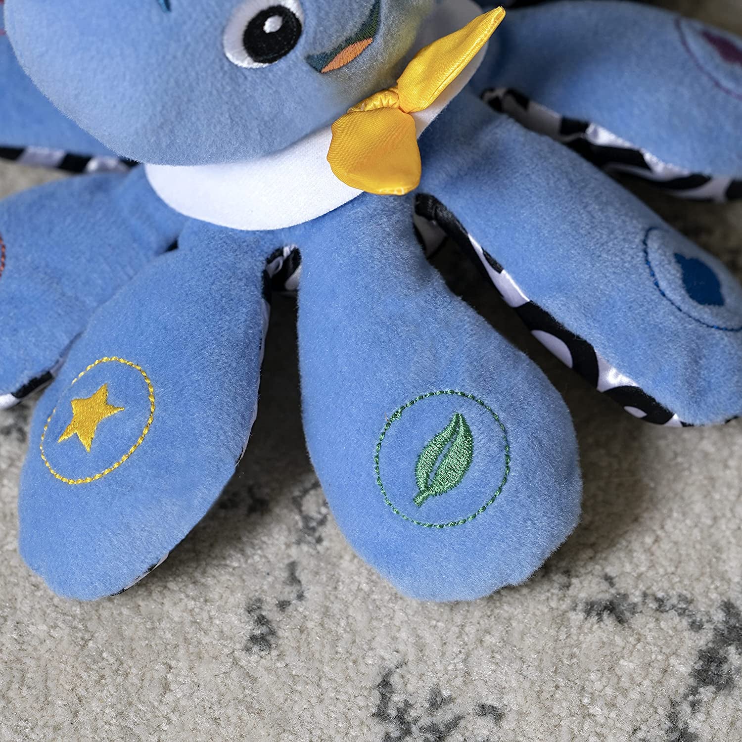 Baby Einstein, Octoplush Musical Octopus Stuffed Animal Plush Toy, 25+ Melodies & Sounds, 3 Languages, Educational Promotes Colour Discovery, Toddler Toy, with Volume Control, Age 3 Month+, Blue